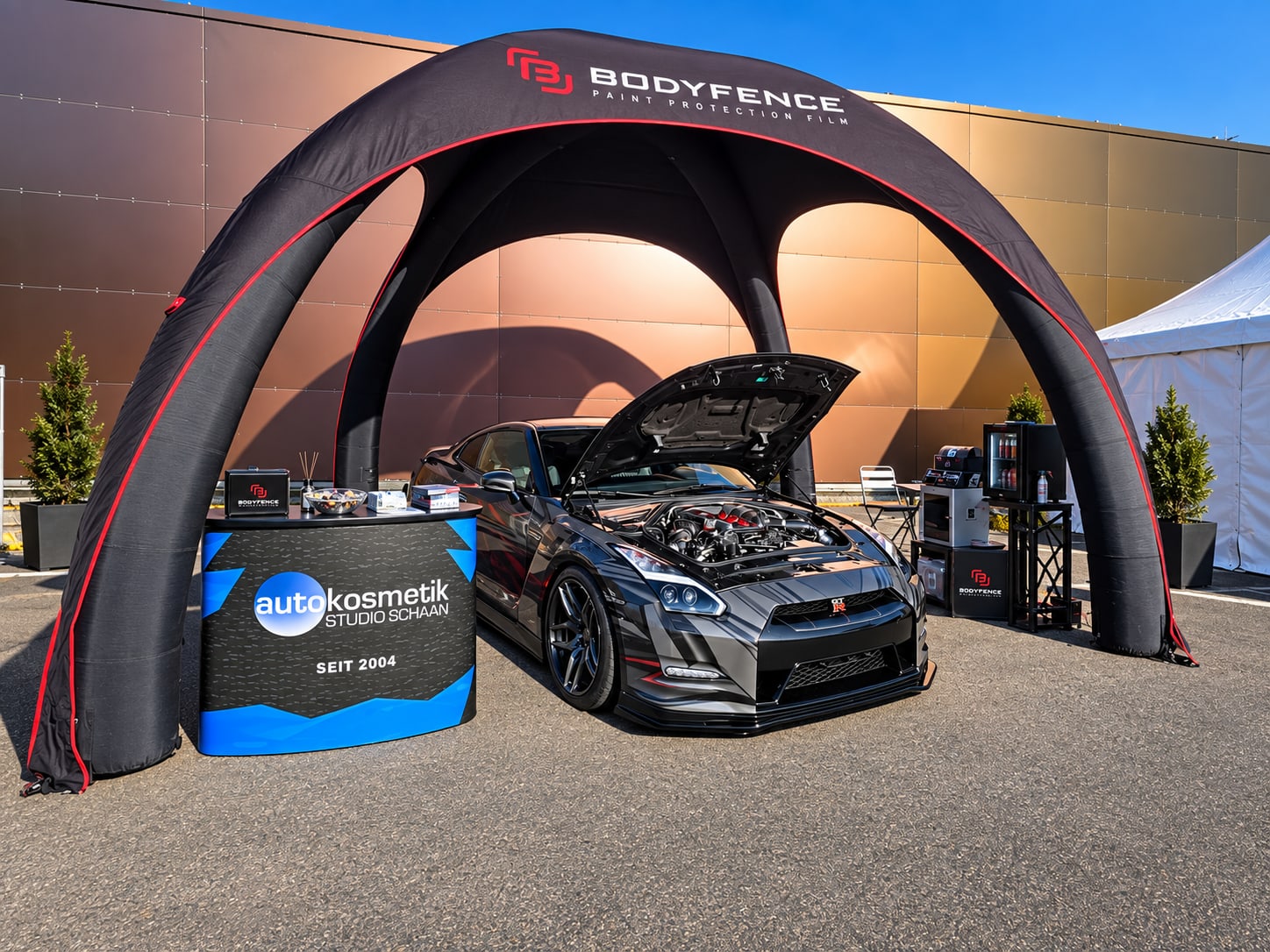 Stand von Autokosmetik Studio Schaan mit Nissan GT-R beim Porsche-Treffen in Haag